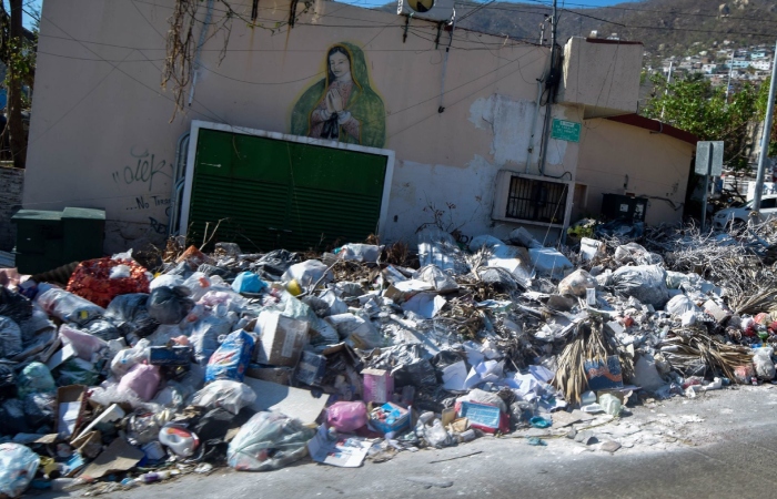 Grandes cantidades de basura se pueden observar en distintas zonas del puerto de Acapulco, tras 18 días del paso del huracán "Otis”, lo que ha comenzado a provocar enfermedades gastrointestinales en los habitantes.