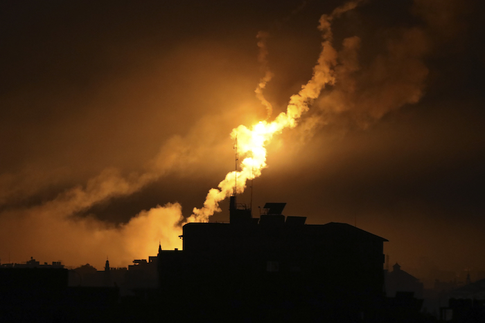 Bengalas de las fuerzas israelíes iluminan el cielo en el norte de la Franja de Gaza, el 31 de octubre de 2023.