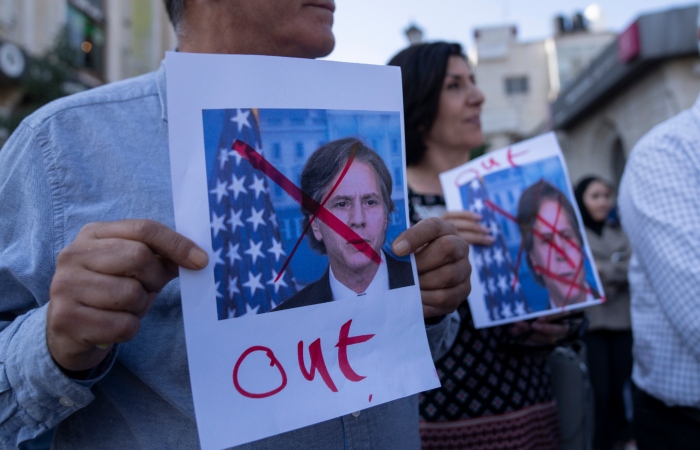 Los palestinos salieron a protestar por el apoyo de Estados Unidos a la guerra de Israel en Gaza. Los manifestantes portaban carteles que mostraban sangre goteando y mensajes que decían "Tienes sangre en las manos, Blinken". 