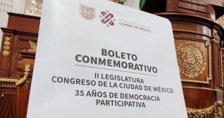 En medio del proceso de sustitución del boleto magnético por la tarjeta de Movilidad Integrada, el Sistema de Transporte Colectivo Metro sacó a la venta un boleto coleccionable que celebra 35 años de Democracia Participativa en la capital del país.