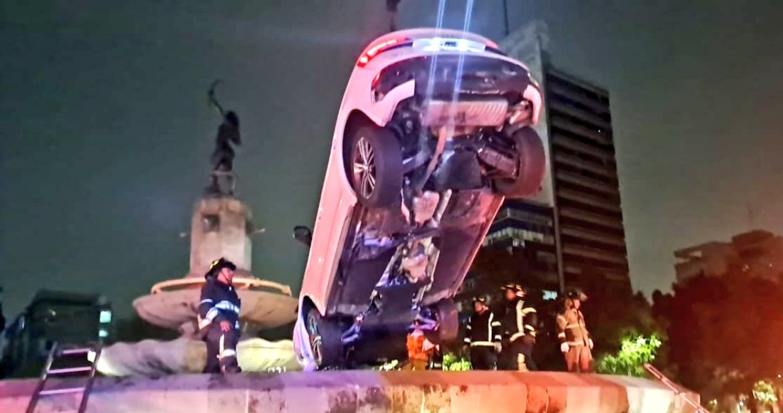 Momento en el que se realizan maniobras para retirar el auto que quedó varado sobre la fuente de la Diana Cazadora, en Paseo de la Reforma.