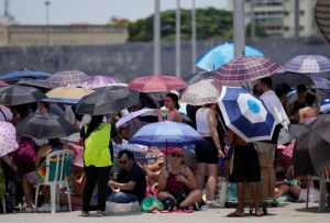 Aficionados de Taylor Swift esperan que se abran las puertas del Estadio Olímpico Nilton Santos para el concierto de la cantante, en medio de una ola de calor en Río de Janeiro, Brasil, el sábado 18 de noviembre de 2023.