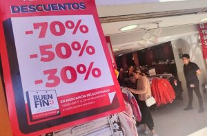 Personas compran en una tienda aprovechando las ofertas del Buen Fin 2023.