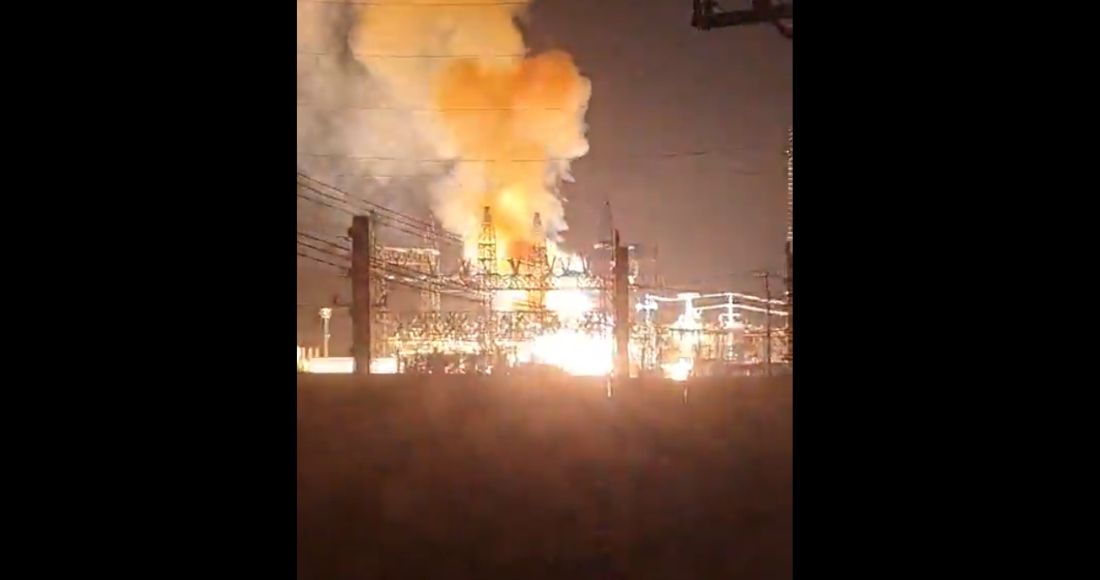 La madrugada de este miércoles se reportó un incendio en la subestación eléctrica de la Comisión Federal de Electricidad (CFE) de Juriquilla, Querétaro. Foto: Captura de pantalla de video