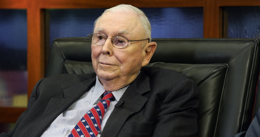 Charlie Munger escucha una pregunta durante una entrevista el 7 de mayo de 2018 en Omaha, Nebraska. Berkshire Hathaway dice que Munger, quien ayudó a Warren Buffett a construir una potencia de inversión, ha muerto.