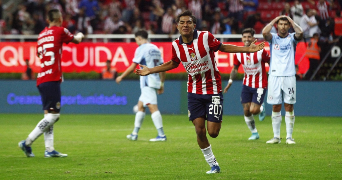 Jonathan Padilla jugador de Chivas, festeja su anotación en el partido correspondiente a la jornada 16 del Torneo Apertura, Temporada 2023-2024 de la Liga MX.