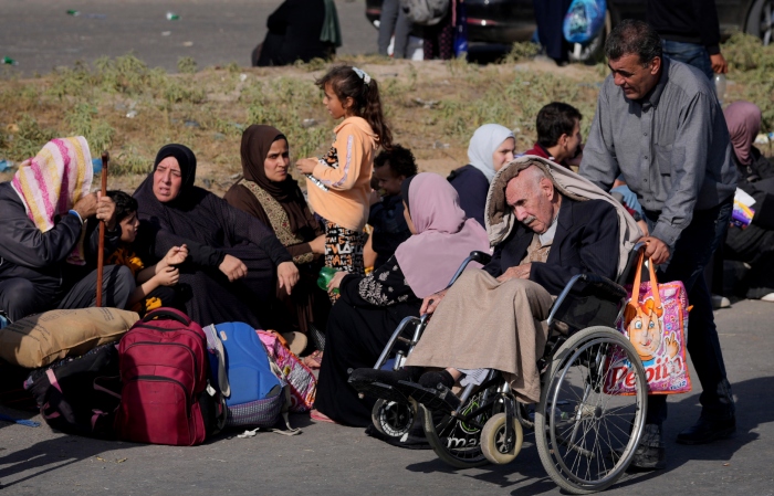 Palestinos huyen hacia el sur de la Franja de Gaza sobre la avenida Salah al-Din, el jueves 9 de noviembre de 2023, en Bureij, Franja de Gaza. 