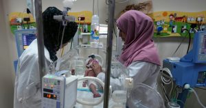 Doctoras palestinas atienden a un bebé nacido prematuramente en el hospital Al Aqsa, el domingo 22 de octubre de 2023, en Deir el Balah, Franja de Gaza.