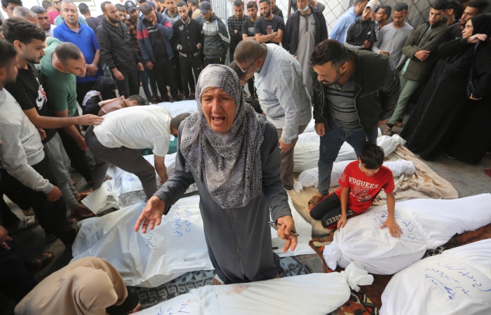 Palestinos lloran la muerte de familiares en un bombardeo israelí sobre la Franja de Gaza, en Rafah. 