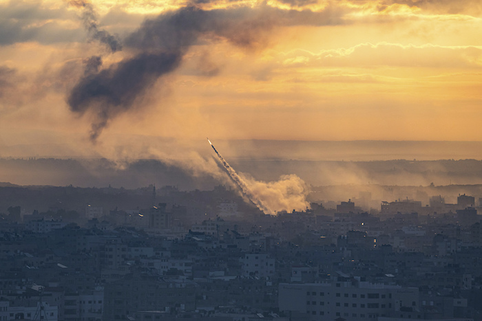 Cohetes son disparados hacia Israel desde la Franja de Gaza, el 7 de octubre de 2023.