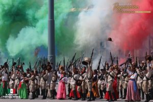 En el desfile de esta mañana también formaron parte del desfile 120 infantes, 700 civiles, 750 charros y mil 350 caballos, de acuerdo con los datos dados a conocer por la Secretaría de la Defensa Nacional (Sedena).