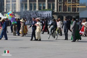 Las y los músicos militares y el Ballet Folkrórico del Ejército Mexicano dieron inicio a una puesta en escena sobre el movimiento revolucionario en la plancha del Zócalo capitalino.