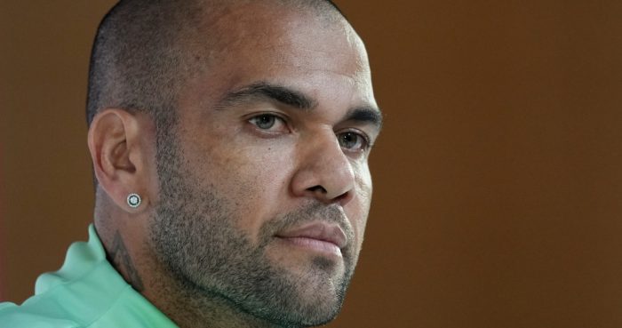 En esta foto del 1 de diciembre de 2022, Dani Alves escucha preguntas durante la conferencia de prensa previa al encuentro de Brasil ante Camerún en el Mundial de Qatar.