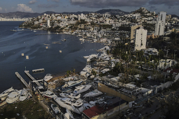 Daños en un club náutico tras el paso del huracán "Otis" en Acapulco, México, el sábado 28 de octubre de 2023.