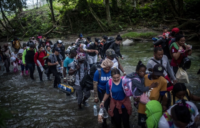 Migrantes de distintas nacionalidades en su tránsito hacia el norte del continente Americano atravesando la selva que divide Colombia y Panamá, conocida como "Tapón del Darién". 