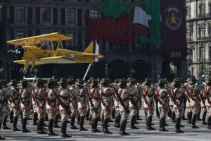 De acuerdo con cifras oficiales, mil 416 elementos de las Fuerzas Armadas participaron en la puesta en escena de los hechos históricos más importantes que desembocaron en el conflicto armado que se conoce como Revolución Mexicana. 