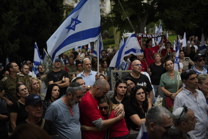 Dolientes asisten al funeral del sargento Roni Eshel en Kfar Saba, Israel, el domingo 12 de noviembre de 2023. Eshel murió durante el cruento ataque de Hamás del 7 de octubre de 2023.