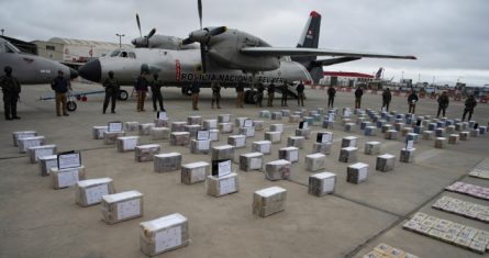 Droga incautada presentada a la prensa en la base aérea policial de Callao, Perú, el martes 24 de octubre de 2023.