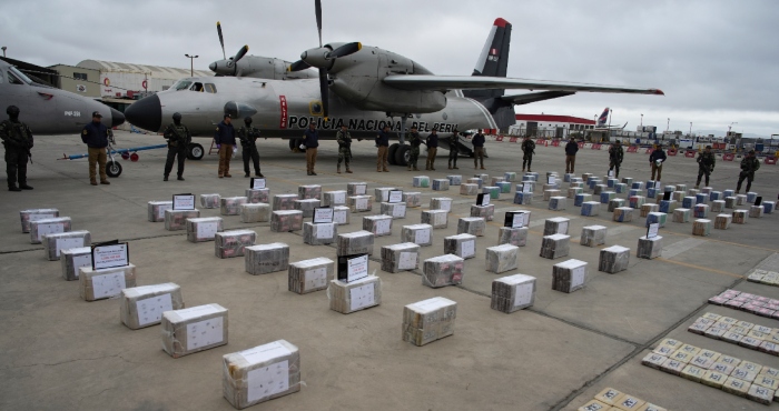 Droga incautada presentada a la prensa en la base aérea policial de Callao, Perú, el martes 24 de octubre de 2023. 