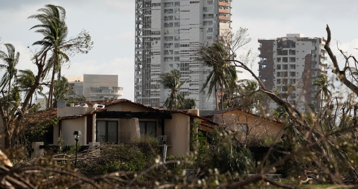 Edificios rodeados de escombros tras el paso del devastador huracán "Otis", de categoría 5, en Acapulco, México, el viernes 27 de octubre de 2023.