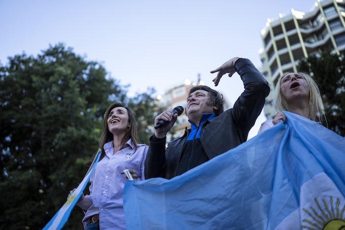 El candidato presidencial de la coalición La Libertad Avanza, Javier Milei, saluda a sus partidarios durante un mitin en Buenos Aires, Argentina, el lunes 6 de noviembre de 2023.