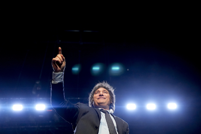 El candidato presidencial de La Libertad Avanza, Javier Milei, sonríe a sus partidarios durante un mitin de campaña en Buenos Aires, Argentina, el miércoles 18 de octubre de 2023.