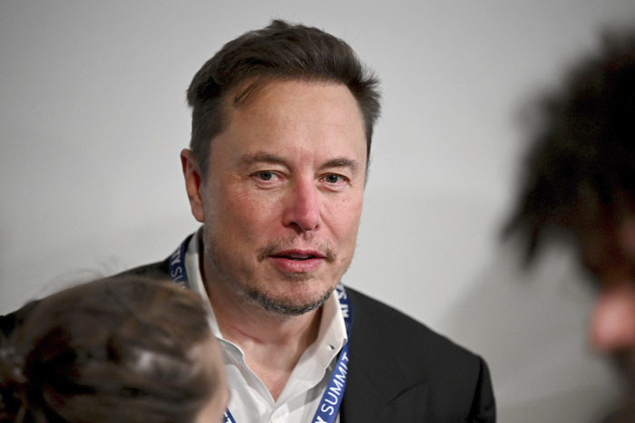 El CEO de Tesla y SpaceX, Elon Musk, asiste a un foro de inteligencia artificial, en Bletchley Park, Inglaterra, 1 de noviembre de 2023.