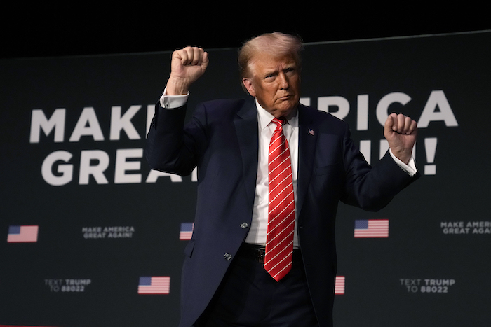 El expresidente Donald Trump baila en el escenario durante un mitin, el domingo 29 de octubre de 2023, en Sioux City, Iowa.