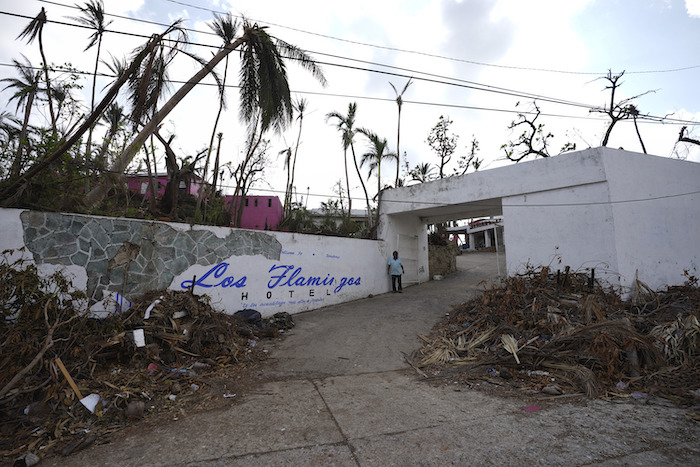 El Hotel Flamingo está rodeado de escombros después del huracán "Otis", en Acapulco, México, el viernes 10 de noviembre de 2023.