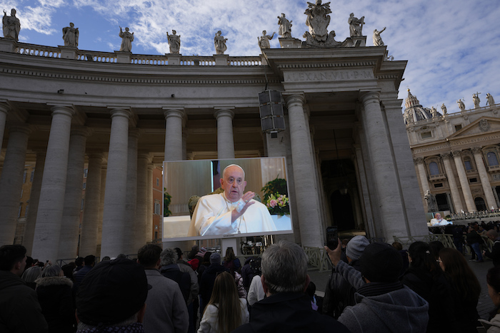 El Papa Francisco aparece en una pantalla gigante colocada en la Plaza de San Pedro del Vaticano, el domingo 26 de noviembre de 2023 mientras ofrece una bendición a los fieles reunidos en la plaza para la plegaria tradicional del Ángelus.