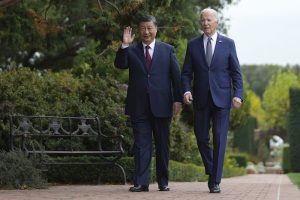 El Presidente estadounidense Joe Biden y su homólogo chino Xi Jinping caminan en los jardines de la finca Filoli, el miércoles 15 de noviembre de 2023, en Woodside, California.