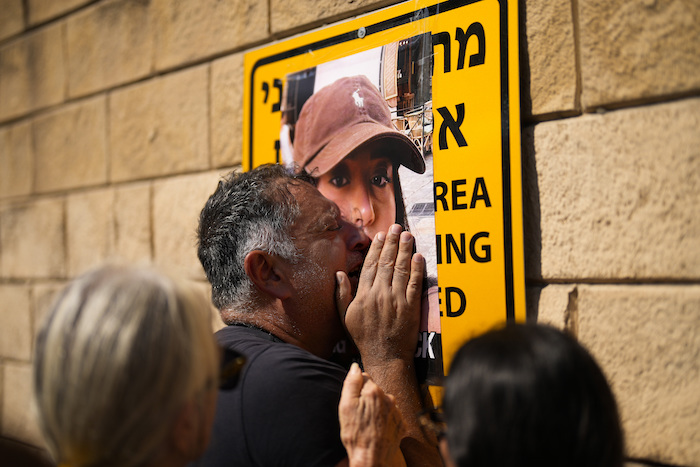 Eli Albag llora pegado a la fotografía de su hija Liri durante una protesta para exigir la liberación de los rehenes secuestrados durante un ataque sin precedentes de Hamás, en Tel Aviv, Israel, el 14 de octubre de 2023.