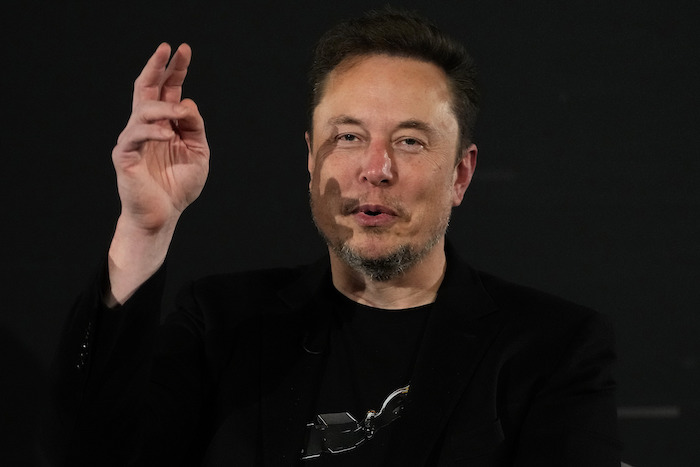 Elon Musk, dueño de la red social X, gesticula durante un evento con el Primer Ministro británico Rishi Sunak en Londres, 2 de noviembre de 2023.