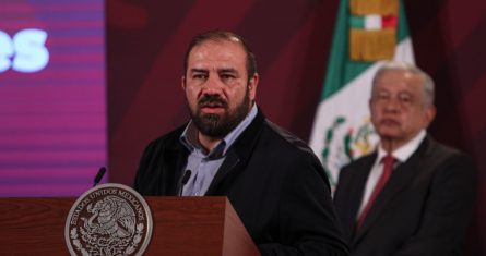 Carlos Emiliano Calderón Mercado, coordinador de Estrategia Digital Nacional, durante conferencia matutina en Palacio Nacional, donde explicó la expansión de Internet y conectividad en el país.