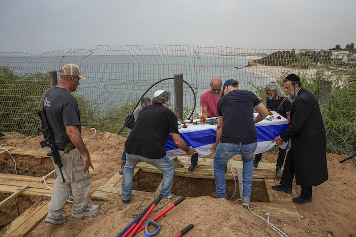 Familiares y amigos de Yonat Or cargan con su ataúd durante su entierro en el kibutz Palmachim, Israel, el 29 de octubre de  2023.