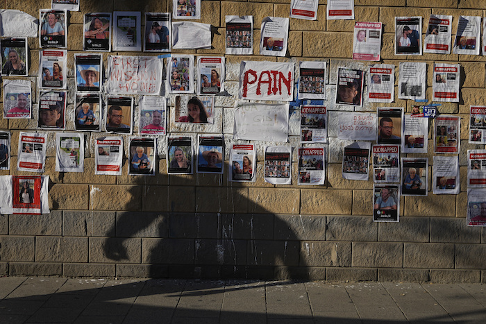 Fotos de israelíes desaparecidos y retenidos en Gaza, pegadas en un muro en Tel Aviv, Israel, el 18 de octubre de 2023. 