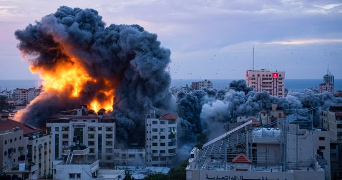 Fuego y humo se elevan tras un ataque aéreo israelí en Ciudad de Gaza, el sábado 7 de octubre de 2023.