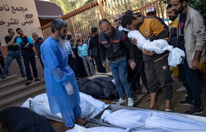 Palestinos lloran a parientes fallecidos en un bombardeo israelí sobre la Franja de Gaza, en el hospital de Jan Yunis, el sábado 18 de noviembre de 2023. 