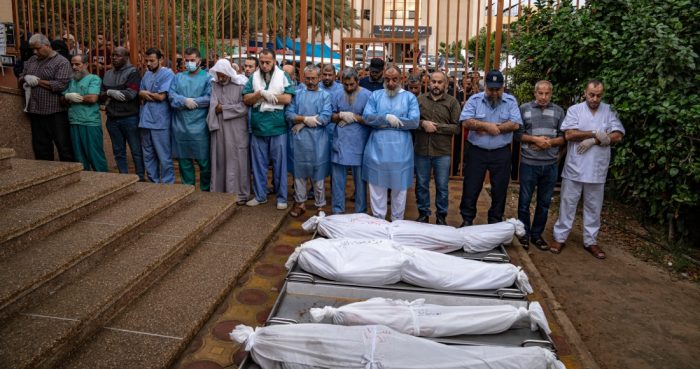 Palestinos lloran a sus familiares que murieron en un bombardeo israelí en la Franja de Gaza, el martes 14 de noviembre de 2023, en el hospital de Jan Yunis.