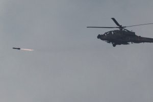 Un helicóptero israelí Apache lanza un misil en dirección de la Franja de Gaza, visto deesdee Israel, el lunes 20 de noviembre de 2023.