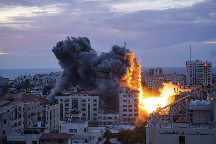 En la imagen, humo y fuego causados por un ataque aéreo israelí sobre la Franja de Gaza, el 7 de octubre de 2023.