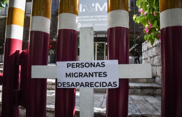 Integrantes de la organización social "Movilidad Humana" encabezaron al exterior de las instalaciones del Instituto Nacional de Migración (INM) el acto de desagravio y oración en homenaje a los migrantes que han perdido la vida en el país como consecuencia de las políticas migratorias, esto en el marco de la jornada mundial del migrante y el refugiado 2023. 