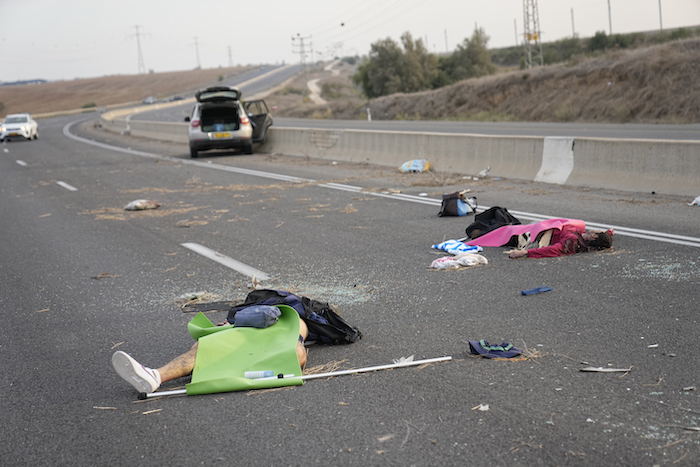 Israelíes asesinados por insurgentes de Hamás, tendidos sobre el asfalto en una carretera cerca de Sderot, Israel, el 7 de octubre de 2023.