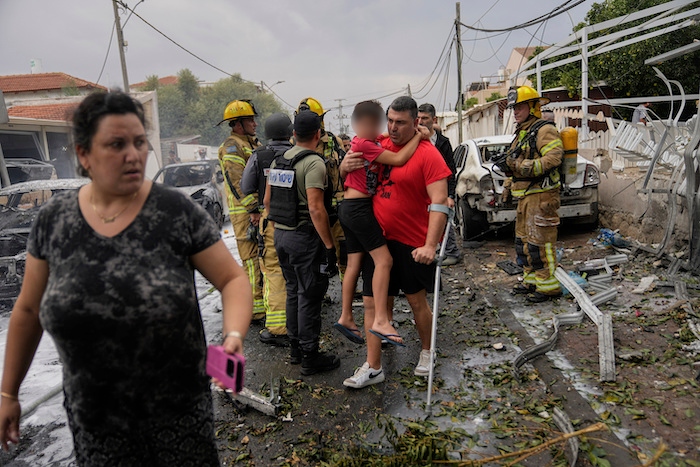 Israelíes evacuan una zona alcanzada por un proyectil disparado desde la Franja de Gaza, en Ashkelon, en el sur de Israel, el 9 de octubre de 2023.