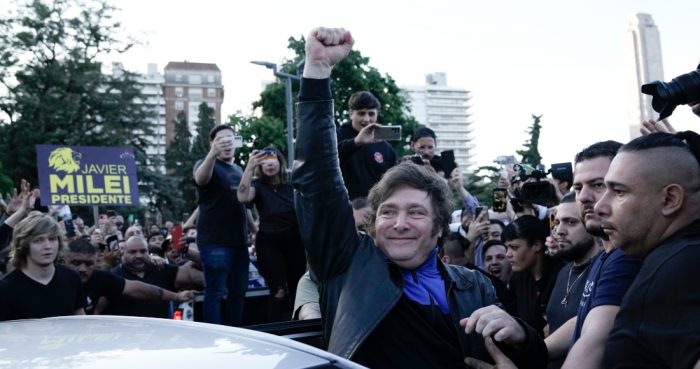 Javier Milei, candidato de la coalición La Libertad Avanza, saluda a sus seguidores durante un acto de campaña en Rosario, Argentina, el 14 de noviembre de 2023.