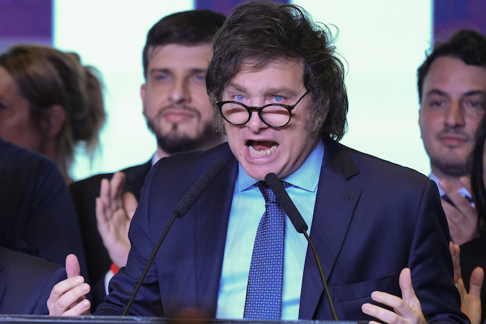 Javier Milei, candidato presidencial de La Libertad Avanza, habla en su sede de campaña después de las elecciones generales en Buenos Aires, Argentina, el domingo 22 de octubre de 2023.