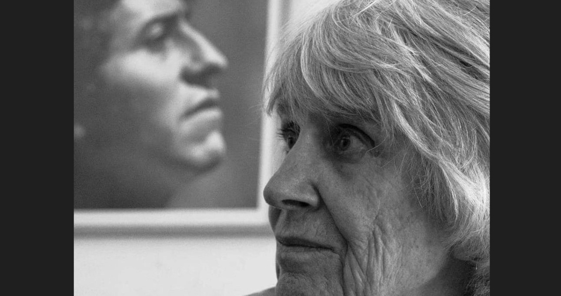 Joan Jara, activista británica de derechos humanos, bailarina y viuda de Víctor Jara, el cantautor chileno que fue asesinado durante la dictadura, falleció el domingo a los 96 años, confirmó la Fundación Víctor Jara.