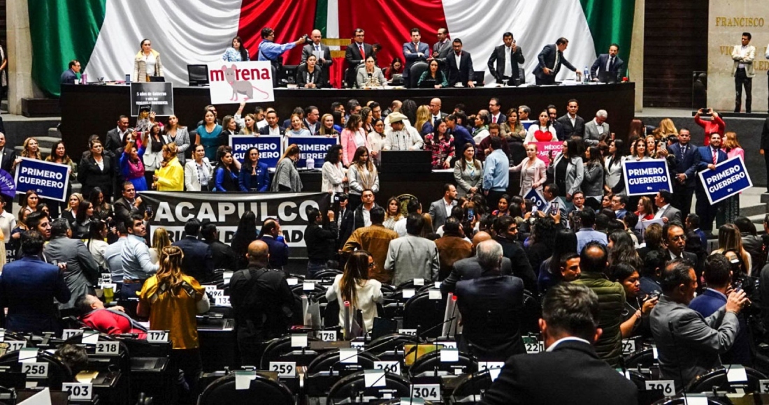 Las y los diputados del Partido Acción Nacional (PAN) tomaron la tribuna de la Cámara de Diputados para exigir se etiquetaran recursos para ayudar a Acapulco en el Presupuesto de Egresos de la Federación (PEF) 2024, lo que Morena rechazó, ya que aseguró que el Jefe del Ejecutivo ya destinó recursos para este fin. La discusión llegó a los gritos entre las y los legisladores.