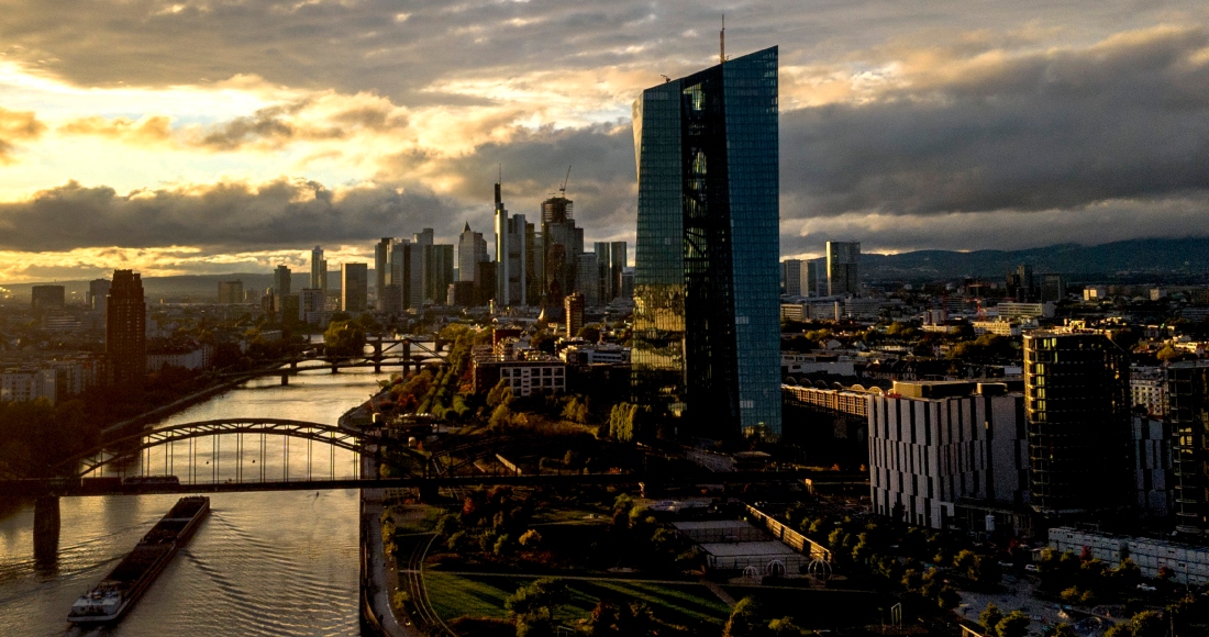 La luz del atardecer ilumina el distrito financiero y el Banco Central Europeo, a la derecha, en Fráncfort, Alemania, el viernes 20 de octubre de 2023.