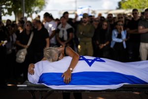 La madre de Antonio Macías llora sobre el cadáver de su hijo, cubierto con la bandera de Israel, en el cementerio Pardes Haim, en Kfar Saba, cerca de Tel Aviv, Israel, el 15 de octubre de 2023. Macias fue asesinado por insurgentes de Hamás cuando asistía a un festival de música en el sur de Israel a principios de mes.